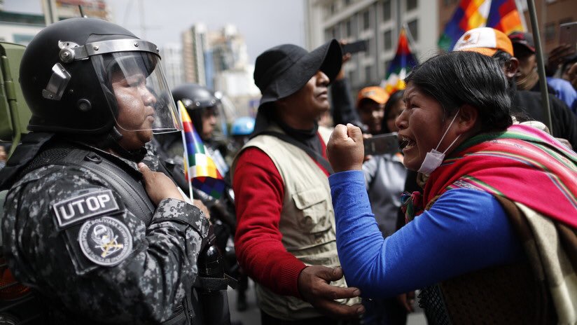 Una de las bolivianas con polleras se enfrenta a un activo de la Unidad Táctica de Operaciones Policiales (UTOP). Foto tomada del Twitter @ChileResiste