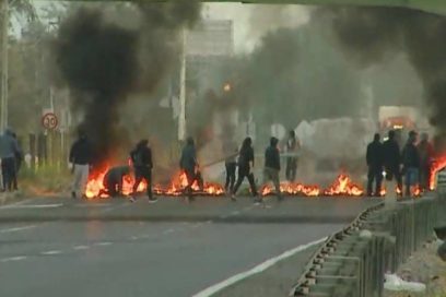 Pobladores cortan accesos a capital de Chile en Huelga General
