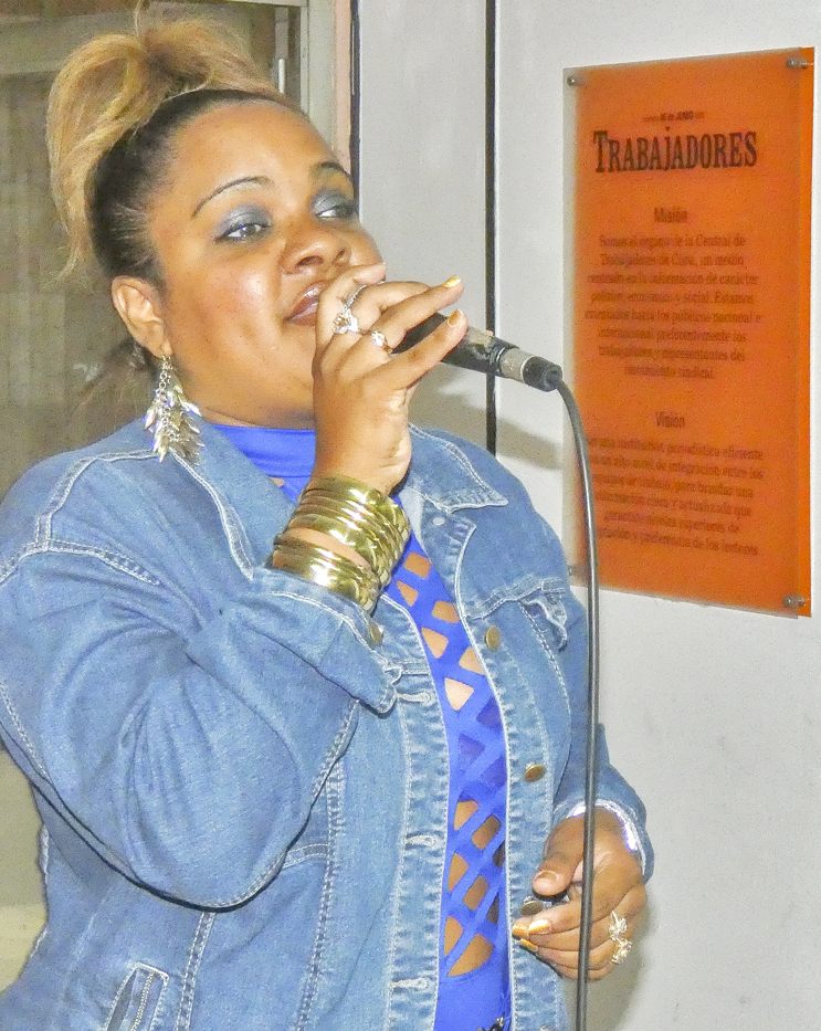 La cantante Claudia Beatriz, del proyecto cultural Palacio de los Torcedores, hizo vibrar al auditorio con sus interpretaciones. Foto: Heriberto González