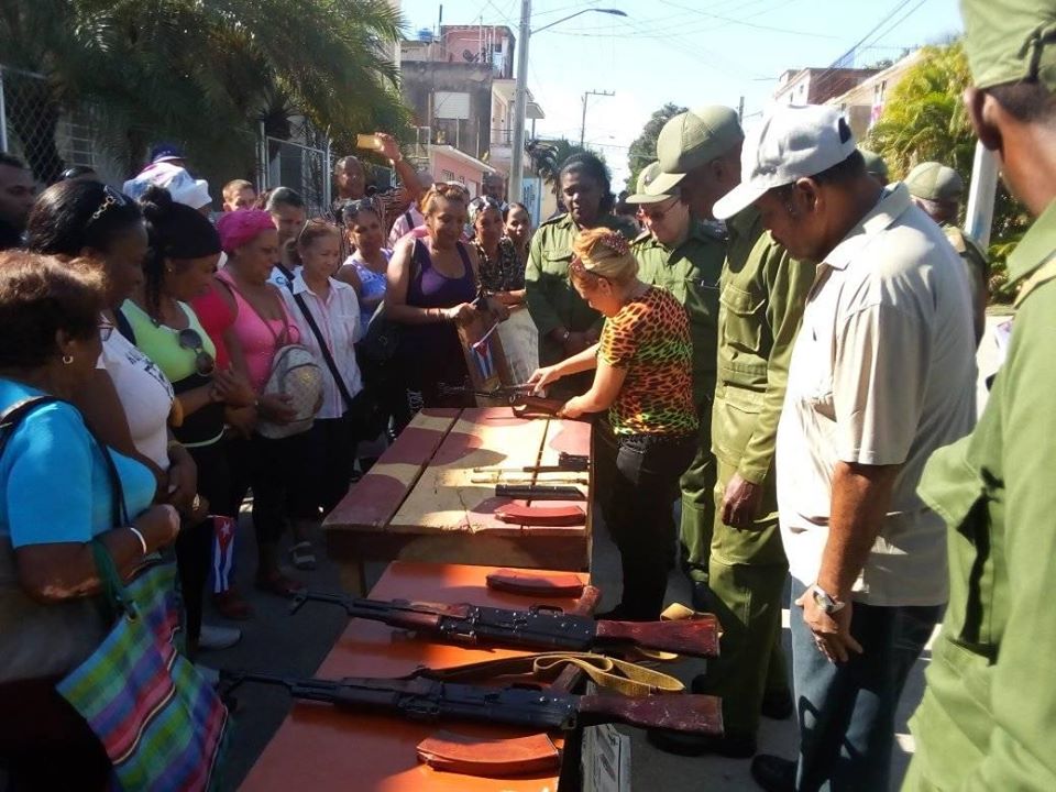 El presidente y vicepresidenta del Consejo de Defensa Provincial, Lázaro Expósito y Beatriz Jhonson, respectivamente, apreciaron la realización de diferentes dinámicas y ejercicios como el arme y desarme de la técnica dispuesta para tiempo de guerra. Foto: Yuzdanis Vicet