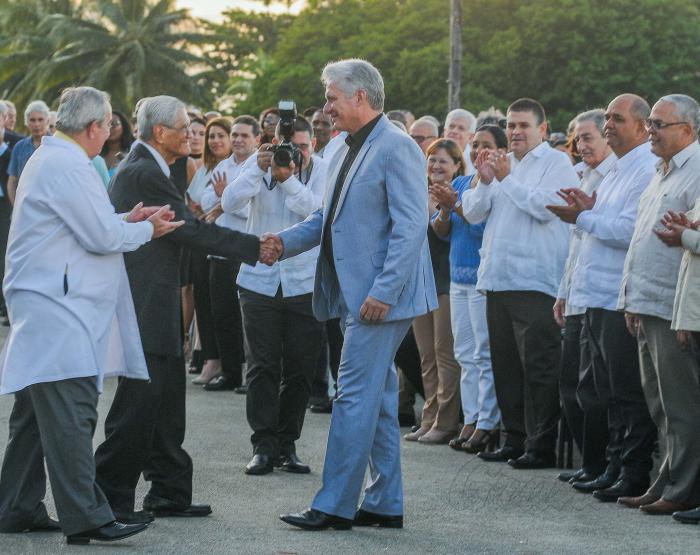Díaz-Canel congratulated José Miyar Barruecos for his Honoris Causa. Photo: Jose M. Correa