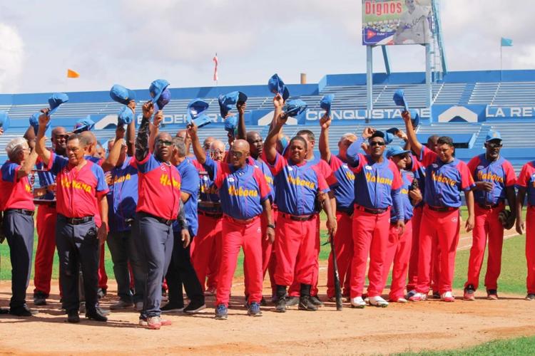 Juego de veteranos enel estadio Latinoamericano. Foto: Boris Luis Cabrera