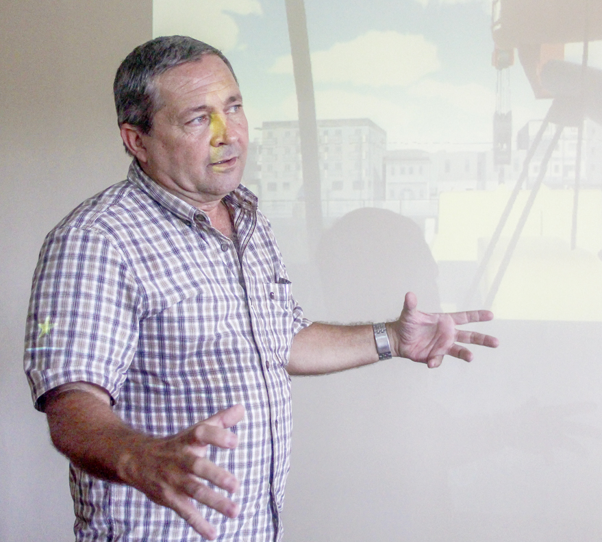 Contagia el entusiasmo del ingeniero Manuel A. Arias Pérez, director de Recursos Humanos, quien nos brindó una amplia información. Foto: Isabel Aguilera Aguiar