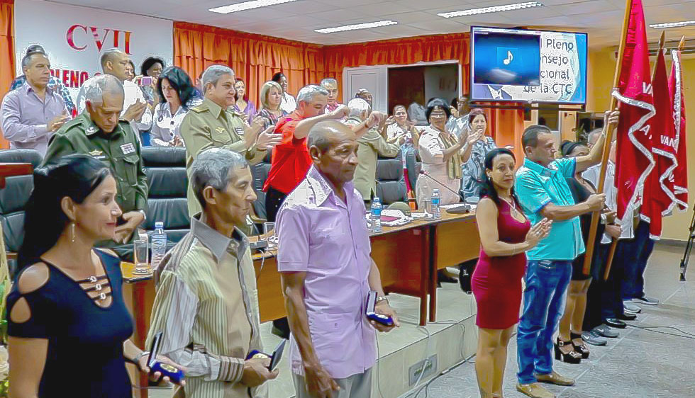 Se les confirió el Sello 80 Aniversario de la Fundación de la CTC a Raúl Casero Castillo, pailero B, de la Empresa Militar Industrial Granma, perteneciente al municipio de Regla, La Habana; a Eliodoro Tamayo Arjona, operario agrícola del Ejército Juvenil del Trabajo, de Buey Arriba, Granma; y a Miladis Chirino Duardo, reparadora y desactivadora de municiones y explosivos, de Manicaragua, Villa Clara. Foto: Isabel Aguilera
