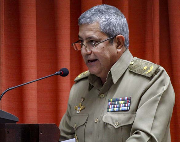 El general de brigada Jorge Luis Méndez de la Fe, jefe de la Dirección Política de las FAR, presentó el informe de rendición de cuenta de las Fuerzas Armadas Revolucionarias a los trabajadores. Foto: Isabel Aguilera