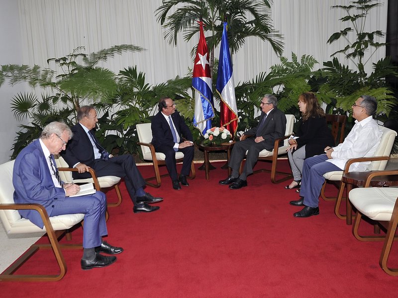 Raúl recibió al excelentísimo señor François Hollande. (Foto: Estudios Revolución)