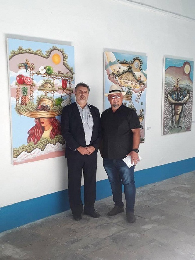 En la apertura de la muestra, Rogelio junto al señor Marcelo Resende, representante en Cuba de la Organización de las Naciones Unidas para la Alimentación y la Agricultura, FAO.