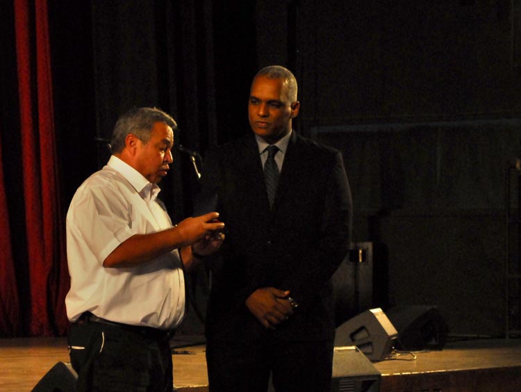 En nombre del Secretariado Nacional de la Central de Trabajadores de Cuba, su Secretario General y miembro del Buró Político del Partido, Ulises Guilarte De Nacimiento, concedió el Sello Aniversario 80 de la CTC a este centro rector de las Ciencias Técnicas en el país. (Foto Agustín Borrego)