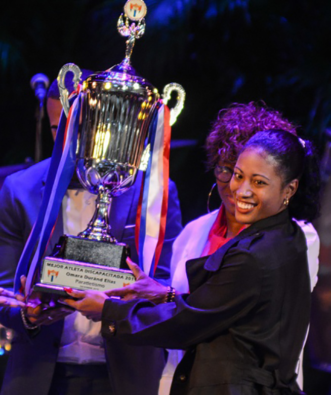 La velocista Omara Duran, recibe el reconocimiento como la mejor atleta con discapacidad. Foto: Marcelino Vázquez Hernández