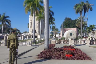Flores a Martí y Fidel en el aniversario del desembarco del Granma y Día de las FAR