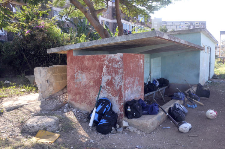 Los dogouts de béisbol en pésimas condiciones en el Complejo Deportivo Fe del Valle. Foto: José Raúl Rodríguez Robleda.