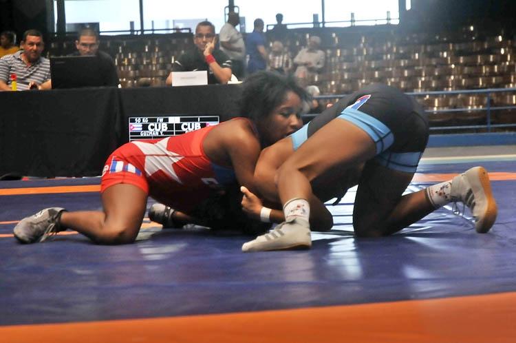 Combates femeninos en la Gala de La Lucha Cubana en la Ciudad Deportiva. Foto: José Raúl Rodríguez Robleda