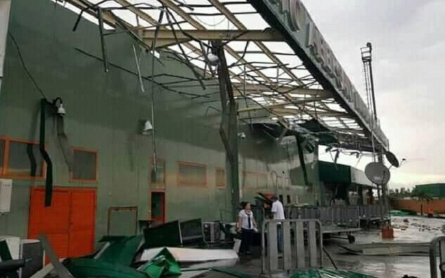Las lluvias y fuertes vientos, provocaron daños en el techo y uno de los salones del Aeropuerto Internacional Abel Santamaría de Santa Clara; y también fueron afectadas viviendas y el tendido eléctrico de la comunidad de la Base Aérea y de otras localidades aledañas.