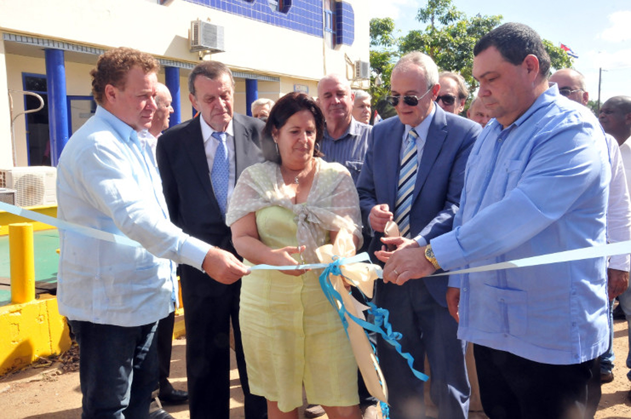 Momento en el que queda oficialmente establecida la Empresa Mixta de Alcoholes Finos de Caña Sociedad Anónima (Alficsa Plus). Foto: Juan Carlos Dorado