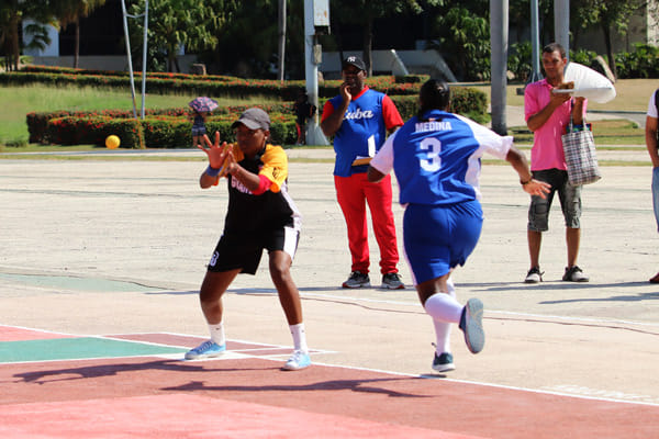 Las mujeres también jugaron en el nacional de Baseball5. Foto: Mónica Ramírez.