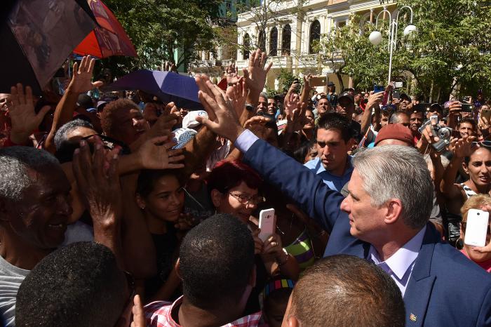 Díaz-Canel se encontró con sus compatriotas en SantasClara, su ciudad natal donde según su propio decir tuvo "la primera noción de Patria, de Revolución, de Socialismo" y aprendió "a honrar una herencia de valores cubanos y universales: de Marta Abreu al Che Guevara, Fidel y Raúl"