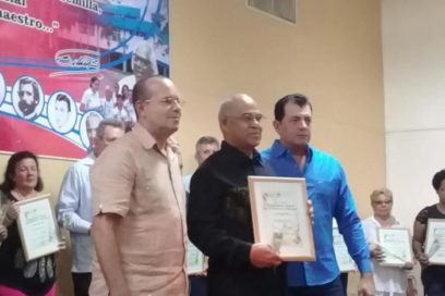 Celebran día del trabajador de educación