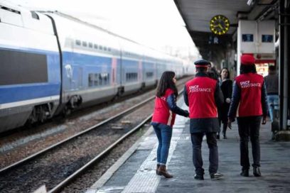 Ferroviarios franceses endurecen protesta contra reforma de pensiones