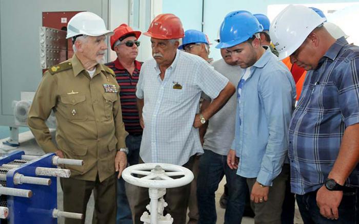 El Comandante de la Revolución Ramiro valdés Menéndez chequeo sistemáticamente la inversión de la Planta Cloro Sosa, perteneciente a la Empresa Electroquímica de Sagua la Grande, donde se realizó un proyecto de reconversión tecnológica.