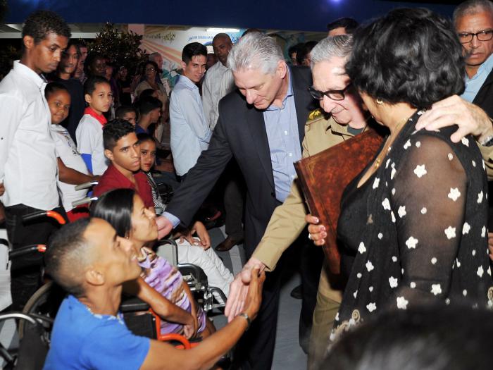Raúl y el presidente Miguel Díaz-Canel Bermúdez, saludan a los infantes, el tesoro mejor cuidado de la Revolución. Foto: Estudios Revolución