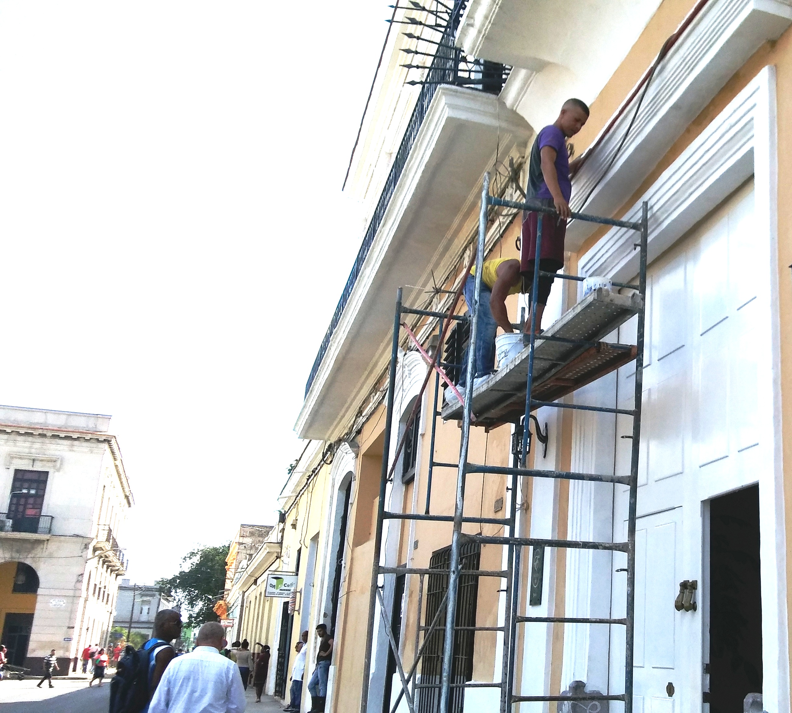 La comisión de actos inseguros como este (no usan arnés de seguridad) suelen provocar accidentes mortales. Foto: Noryis