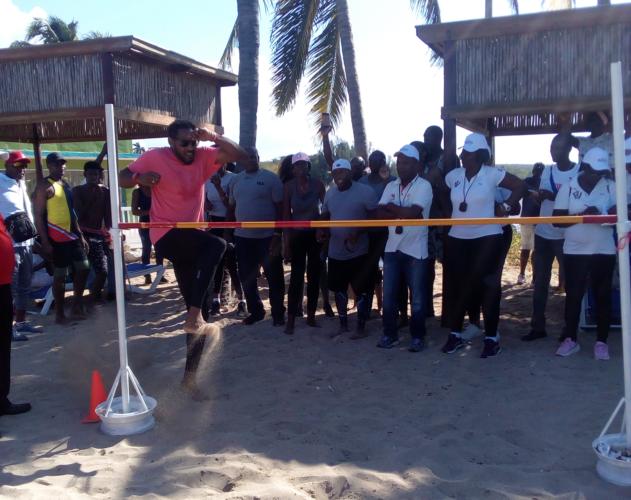 Javier Sotomayor saltando sobre 1,40 con un salto de tijera. Foto: del autor