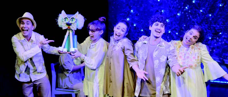 Teatro de Las Estaciones rindió homenaje en su sede matancera a una de las más queridas y talentosas trovadoras cubanas en Todo está cantando en la vida. Recital de afectos para Teresita Fernández. Niños y adultos disfrutaron de un espectáculo hermosísimo, de peculiar aliento poético. Foto: Yuris Nórido