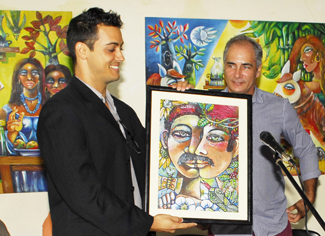 El segundo lugar del concurso, Rodney Hernández Jorge, recibió su diploma y una obra de artes plásticas de Ángel Silvestre de manos de Alberto Núñez Betancourt, diputado a la Asamblea Nacional del Poder Popular y director del periódico Trabajadores. Foto: Alberto Castañeda