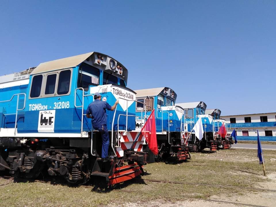 Cuatro de las siete modernas locomotoras con que cuenta hoy la unidad Ferroazuc Ciro Redondo. Foto: José Luis Martínez Alejo
