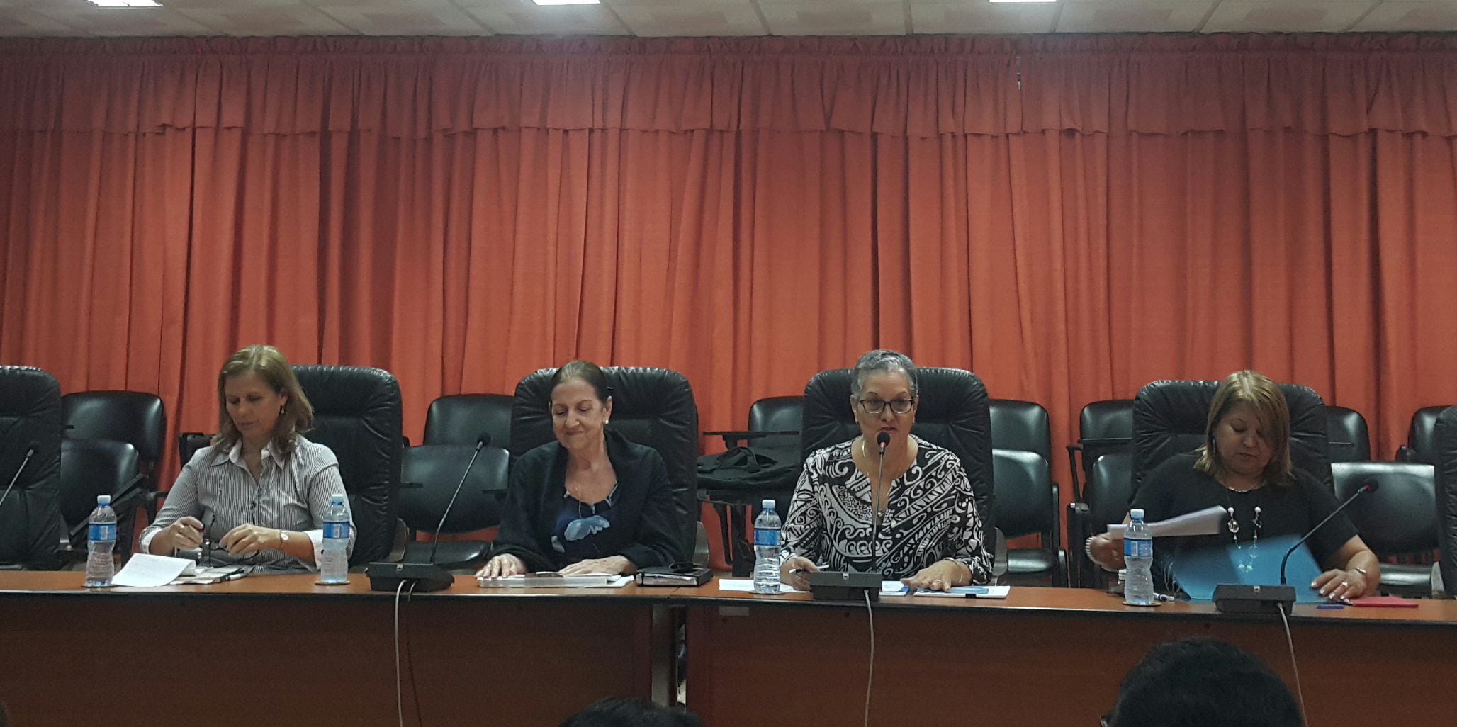 De izquierda a derecha: panel integrado por: Margarita Valle, funcionaria de asuntos multilaterales; Yolanda Ferrer Gómez, presidenta de la Comisión Permanente de Relaciones Internacionales de la ANPP; Yanira Cooper Herrera, Miembro del secretariado nacional de la FMC y Teresa Amarelle Boué, secretaria general de la FMC.