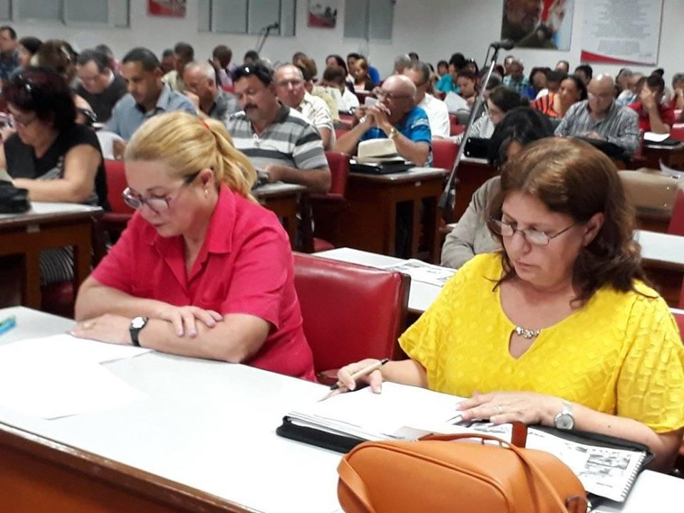 Participaron en la Asamblea, Yudí Rodríguez Hernández, primera secretaria del Partido en Villa Clara, y Lourdes Rodríguez Ruiz, viceministro de Finanzas y Precios.
