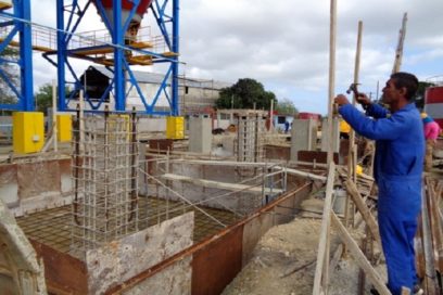 Prospera construcción de granelera de cemento en Holguín