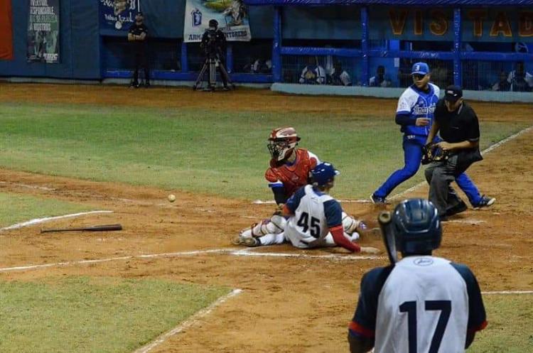 El error en home de Oscar Valdés que abrió la primera carrera para los locales. Foto: Leandro Pérez Pérez