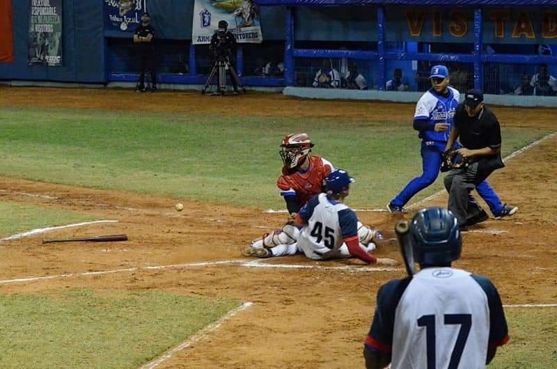 El error en home de Oscar Valdés que abrió la primera carrera para los locales. Foto: Leandro Pérez Pérez