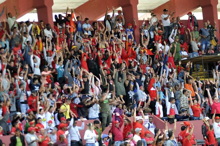 Una afición delirante respaldó a su equipo en el Victoria de Girón. Foto: José Raúl Rodríguez Robleda