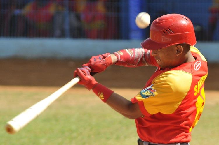 Y la bola no salió para delante. Foto : José Raúl Rodríguez Robleda