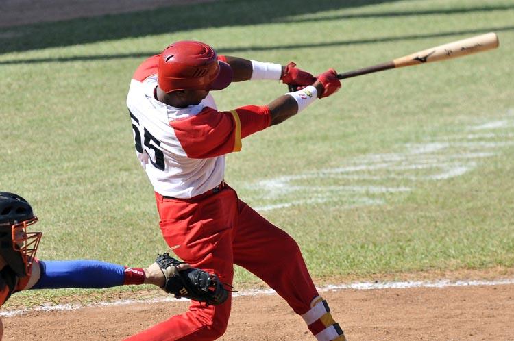 Eduardo Blanco empujó las dos primeras carreras. Foto: José Raúl Rodríguez Robleda