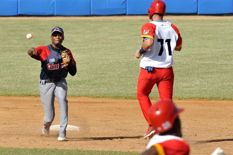 La defensa de Camagüey no estuvo bien hoy con cuatro errores. Foto: José Raúl Rodríguez Robleda