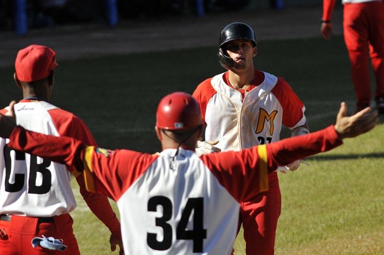 César Prieto despertó de un letargo ofensivo y bateó de 3-3 con jonrón. Foto: José Raúl Rodríguez Robleda