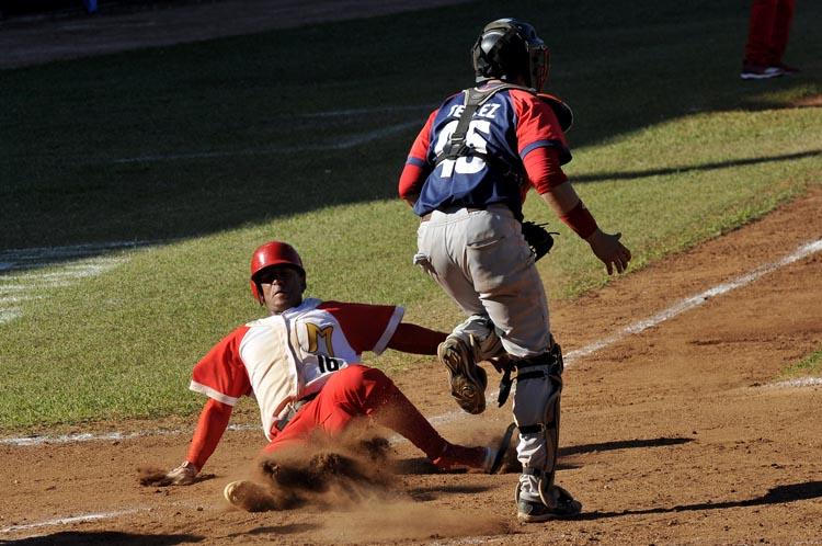 César Prieto despertó de un letargo ofensivo y bateó de 3-3 con jonrón. Foto: José Raúl Rodríguez Robleda
