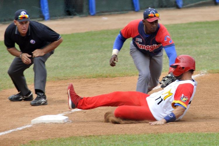 Alexander Ayala ha tenido un liderazgo real dentro de los Toros de Camagüey. Foto: José Raúl Rodríguez Robleda