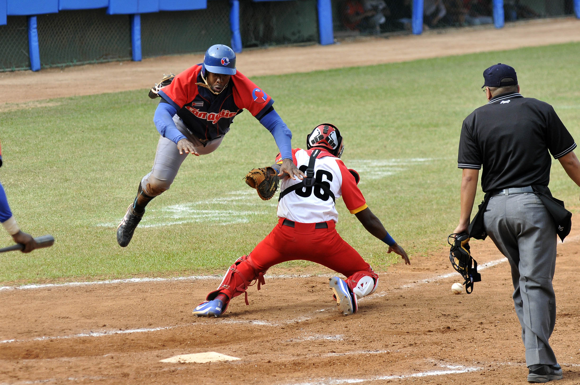 Leslie Anderson burla al receptor y anota la quinta carrera de Camagüey. Foto: José Raúl Rodríguez Robleda