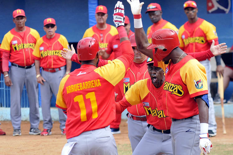 Arruebaruena pegó jonrón decisivo para la victoria de Matanzas. Foto: José Raúl Rodríguez Robleda