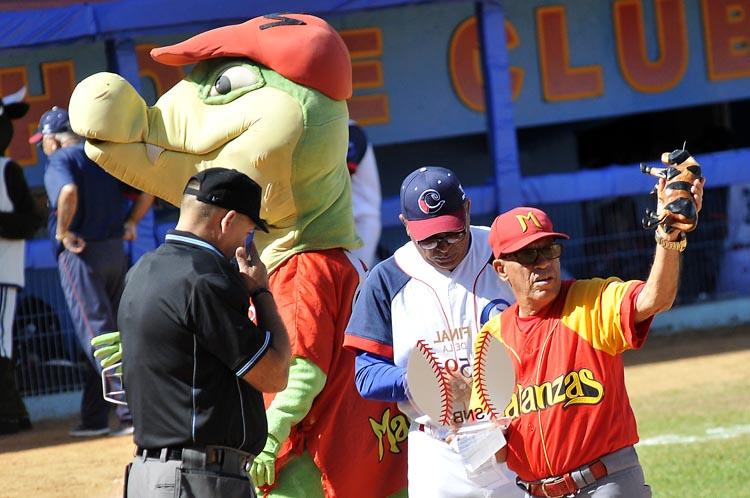 Los mentores Miguel Borroto y Armando Ferrer al inicio del partido. Foto: José Raúl Rodríguez Robleda