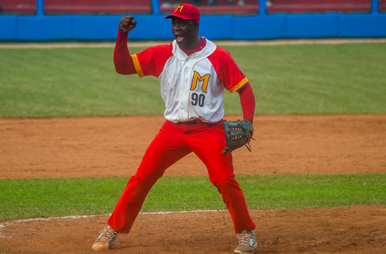 Noelvis Entenza, un buen relevo para casi sentenciar el play off. Foto: periódico 26