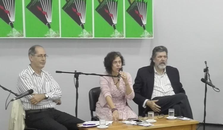 Jorge Fornet, director de la revista Casa; Maité Hernández Lorenzo, directora de Comunicación de la Casa de las Américas; y Abel Prieto, presidente de la institución, en la conferencia de prensa de este viernes.