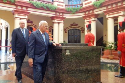 Ricardo Cabrisas Ruiz rinde tributo a Hugo Chávez