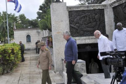 Raúl y Díaz-Canel en duelo de despedida a Asela de los Santos