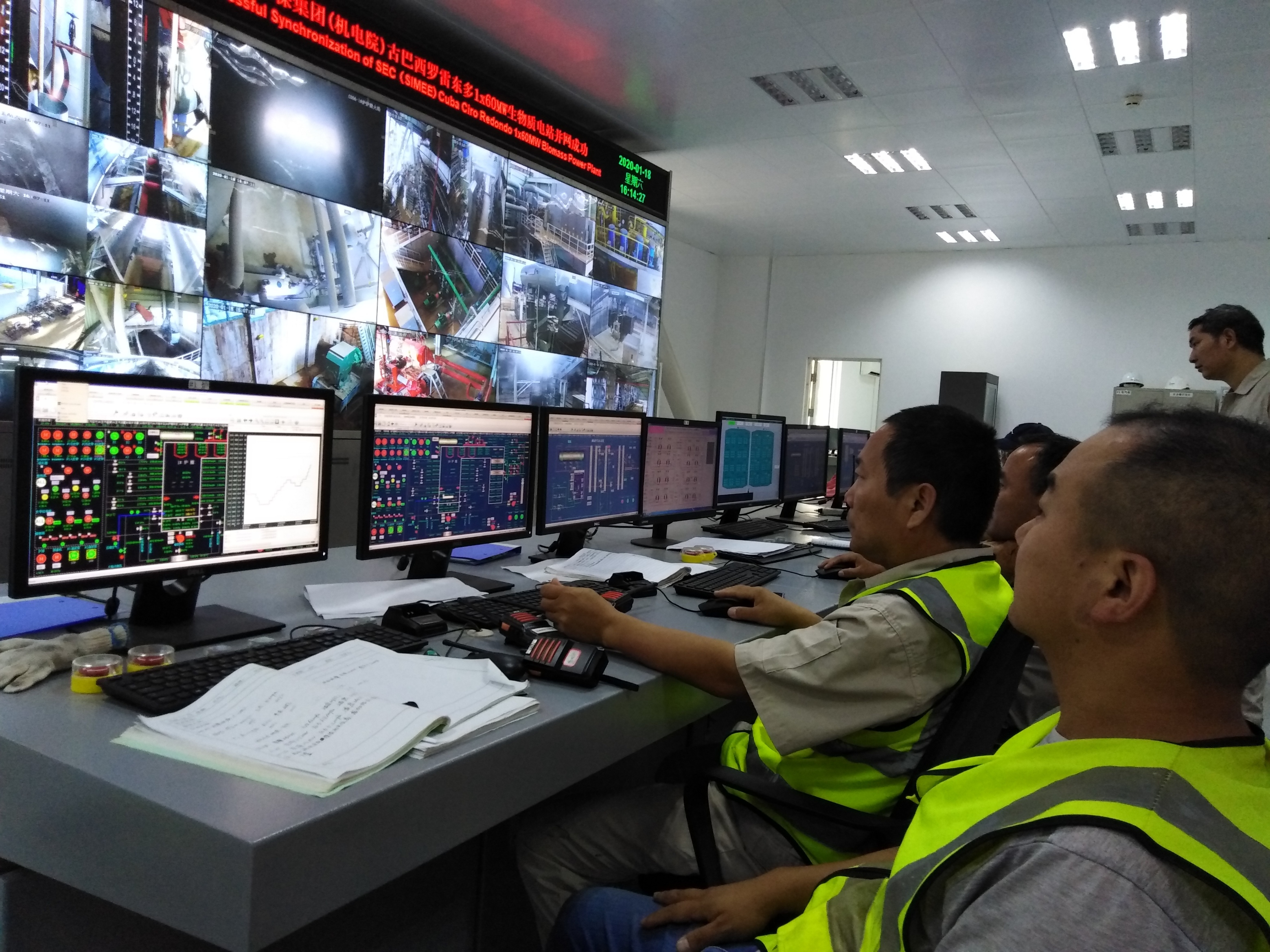 . Desde el control central de la bioeléctrica se visualizó el comportamiento de las primeras pruebas de entrega de energía a la red nacional, chequeo realizado por especialistas de la República Popular China.