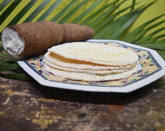 Casabe: pan aborigen o pan de yuca". Foto: www.cubadebate.cu